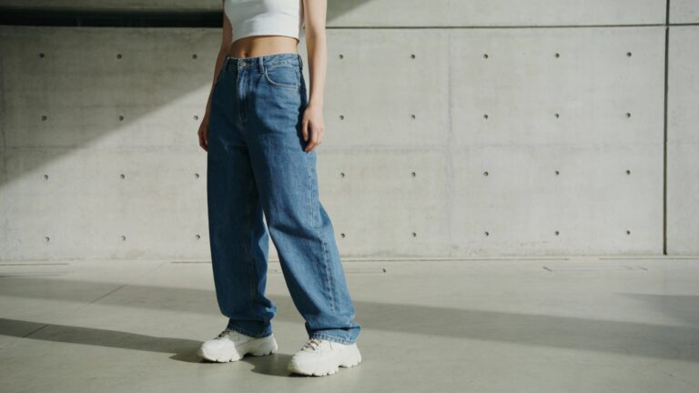 Baggy Blue Jeans Outfits for Women Following Latest Trends